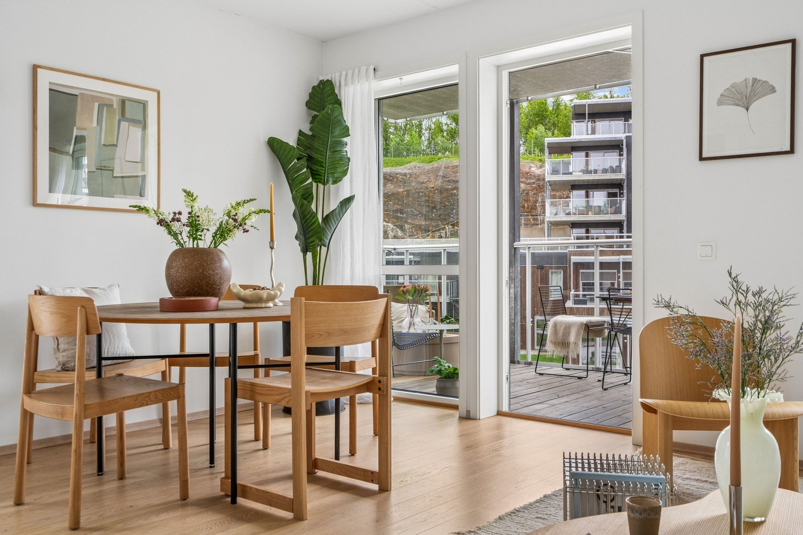 Fra stuen er det direkte utgang til en romslig terrasse. Galleribilde