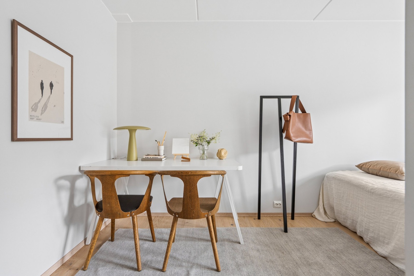 Rommet har parkett på gulvet og malte, slette vegger. Galleribilde