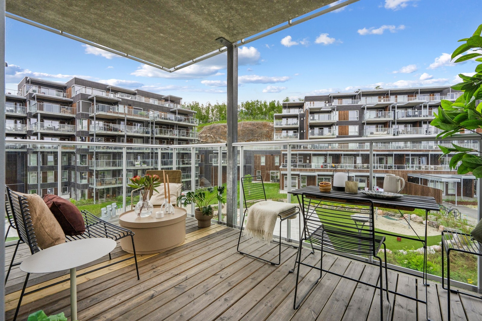 Fra terrassen har du utsikt over de pent opparbeidede fellesområdene med lekeplasser og sosiale soner. Galleribilde