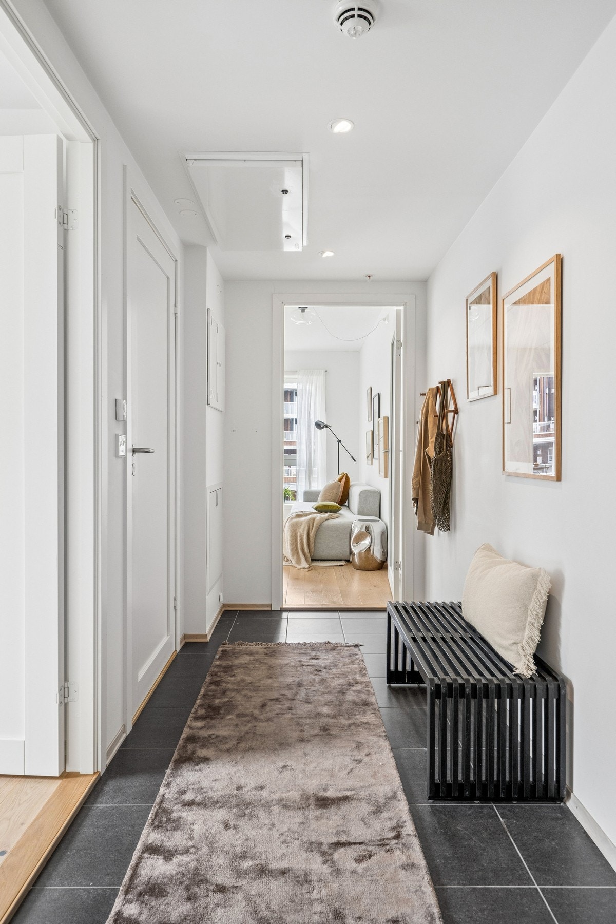 Entréen har flislagt gulv med gulvvarme. Herfra er det tilgang til alle rom i leiligheten. Galleribilde