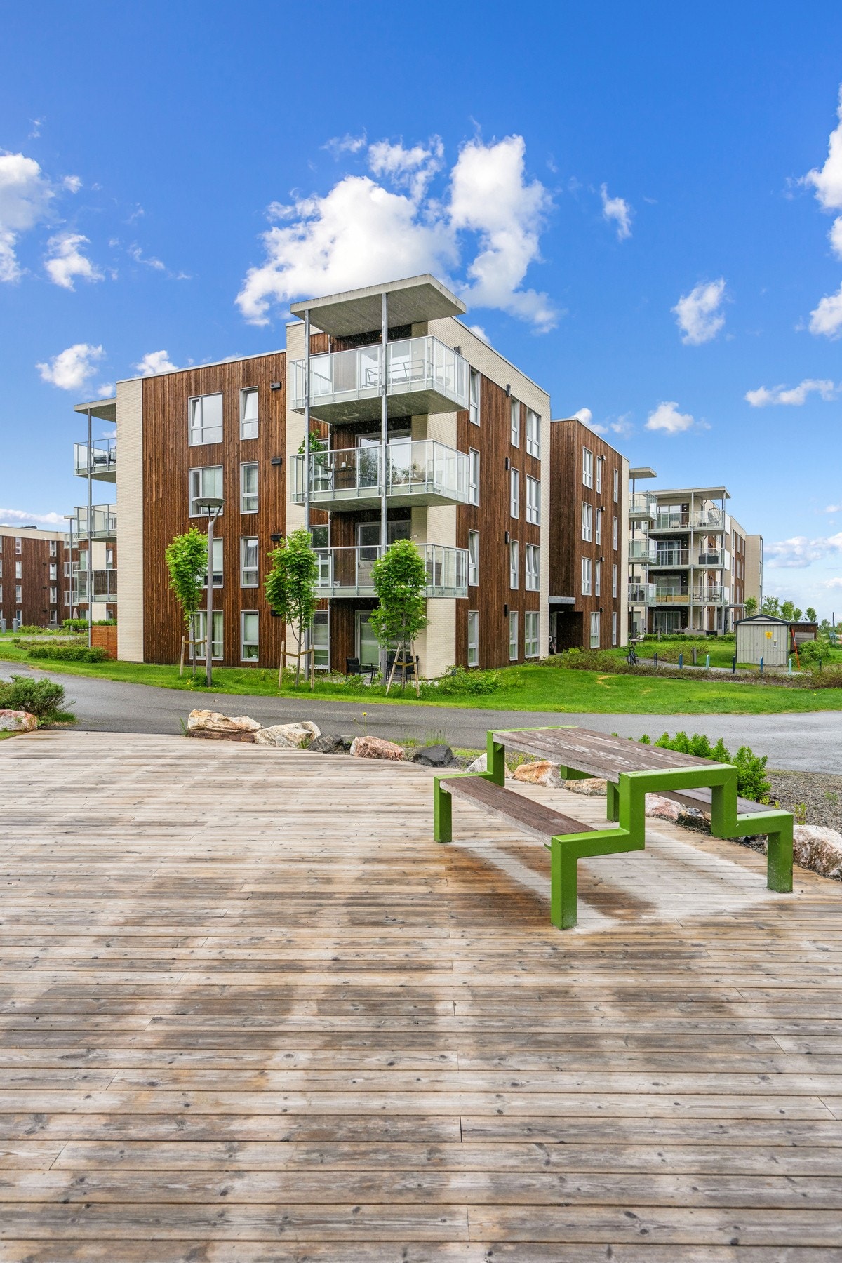 Bygget fra 2018 har en moderne fasade med en kombinasjon av trepanel og teglsteinforblending. Galleribilde