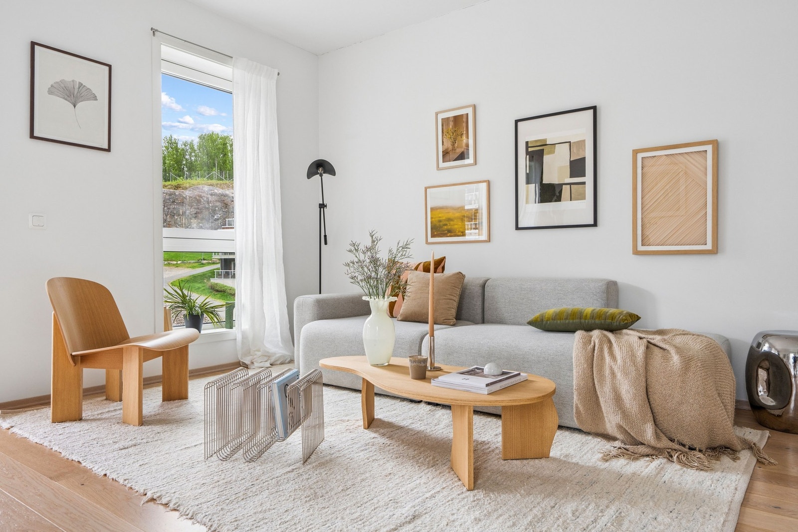 Store vinduer med 3-lags isolerglass slipper inn rikelig med dagslys. Galleribilde