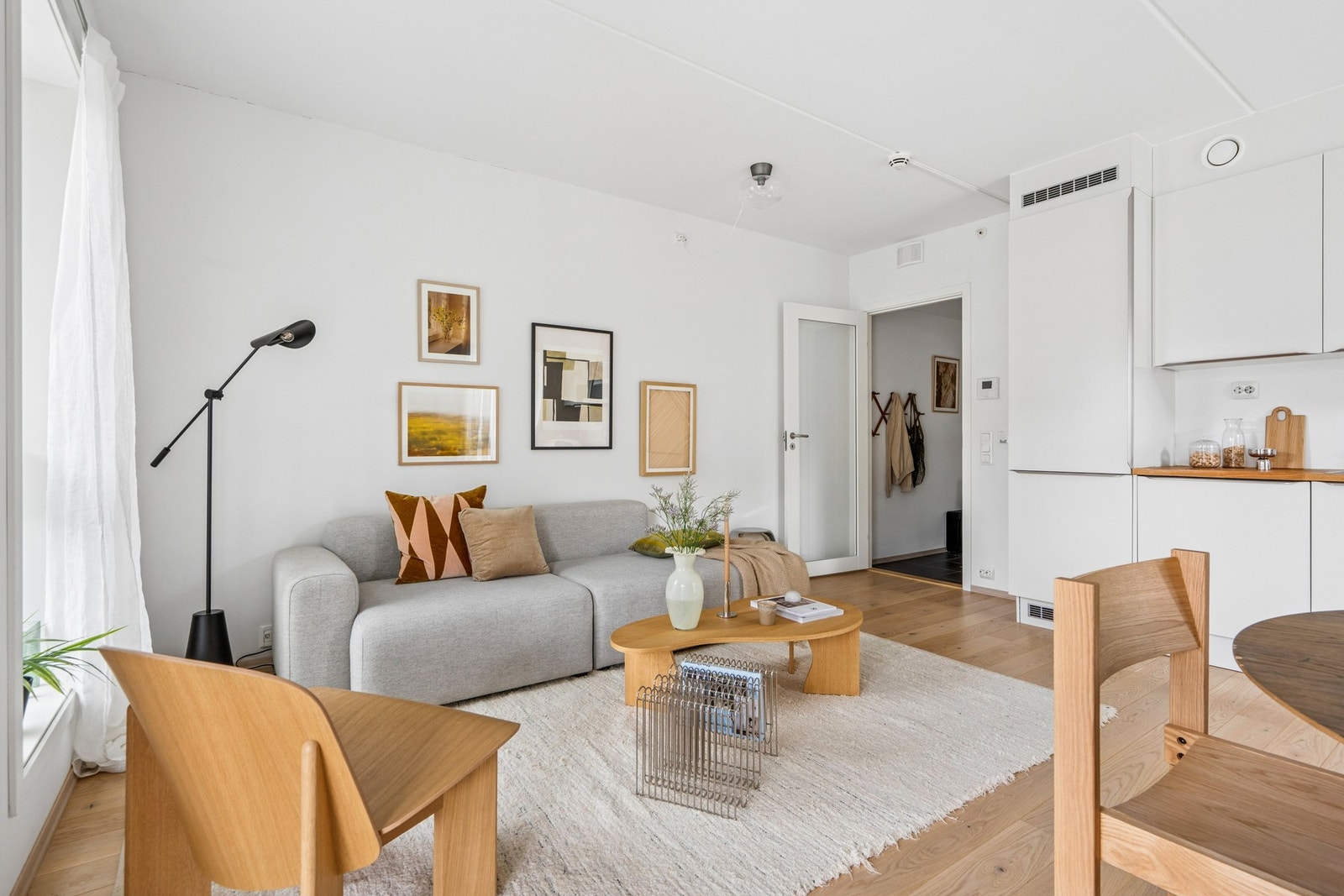 Leiligheten har en effektiv planløsning som skiller soverom fra de sosiale sonene. Galleribilde