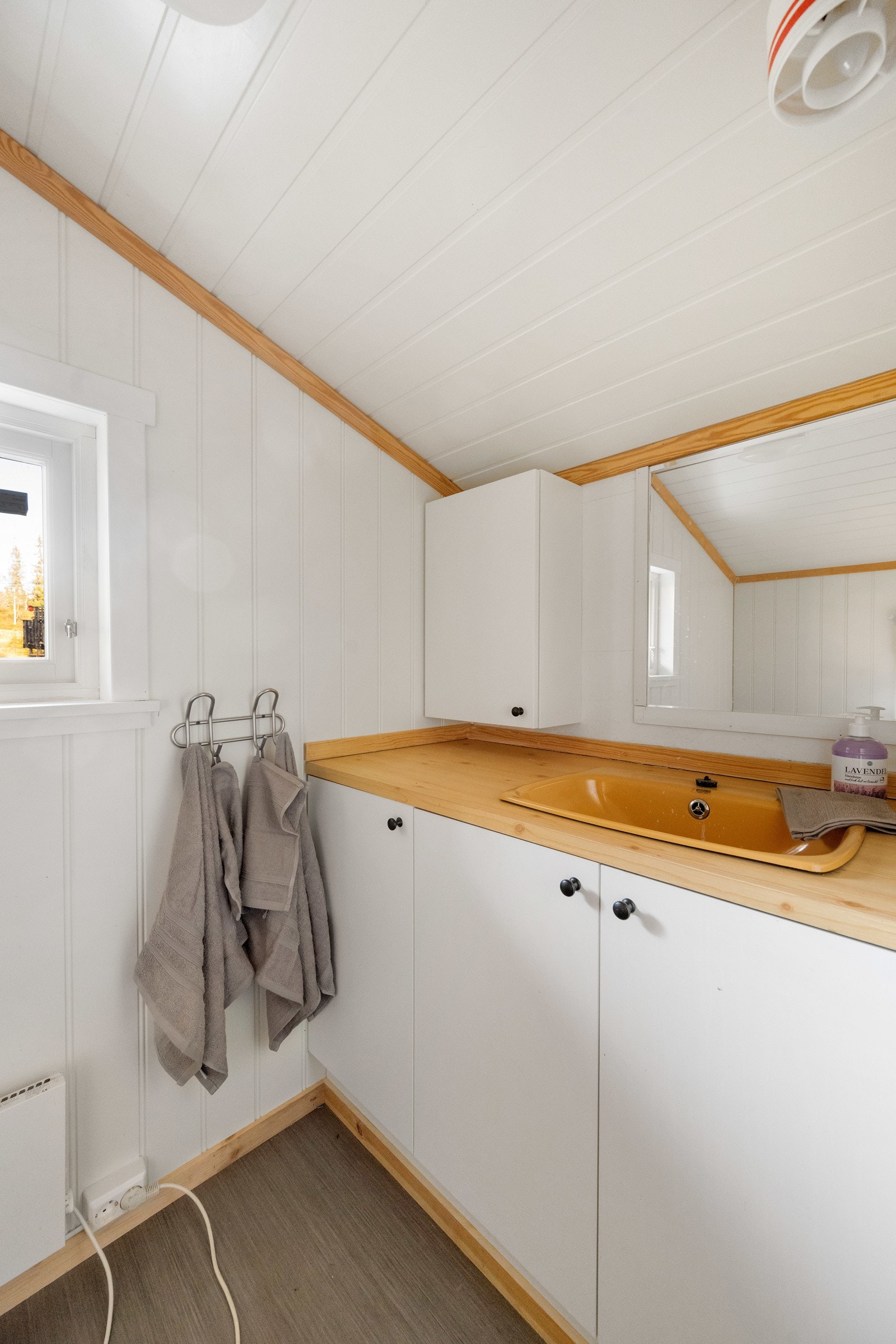 Enkelt hyttebad med mulighet for å lage dusj. Adkomst til badet via praktisk bod som feks kan brukes til garderoberom Galleribilde