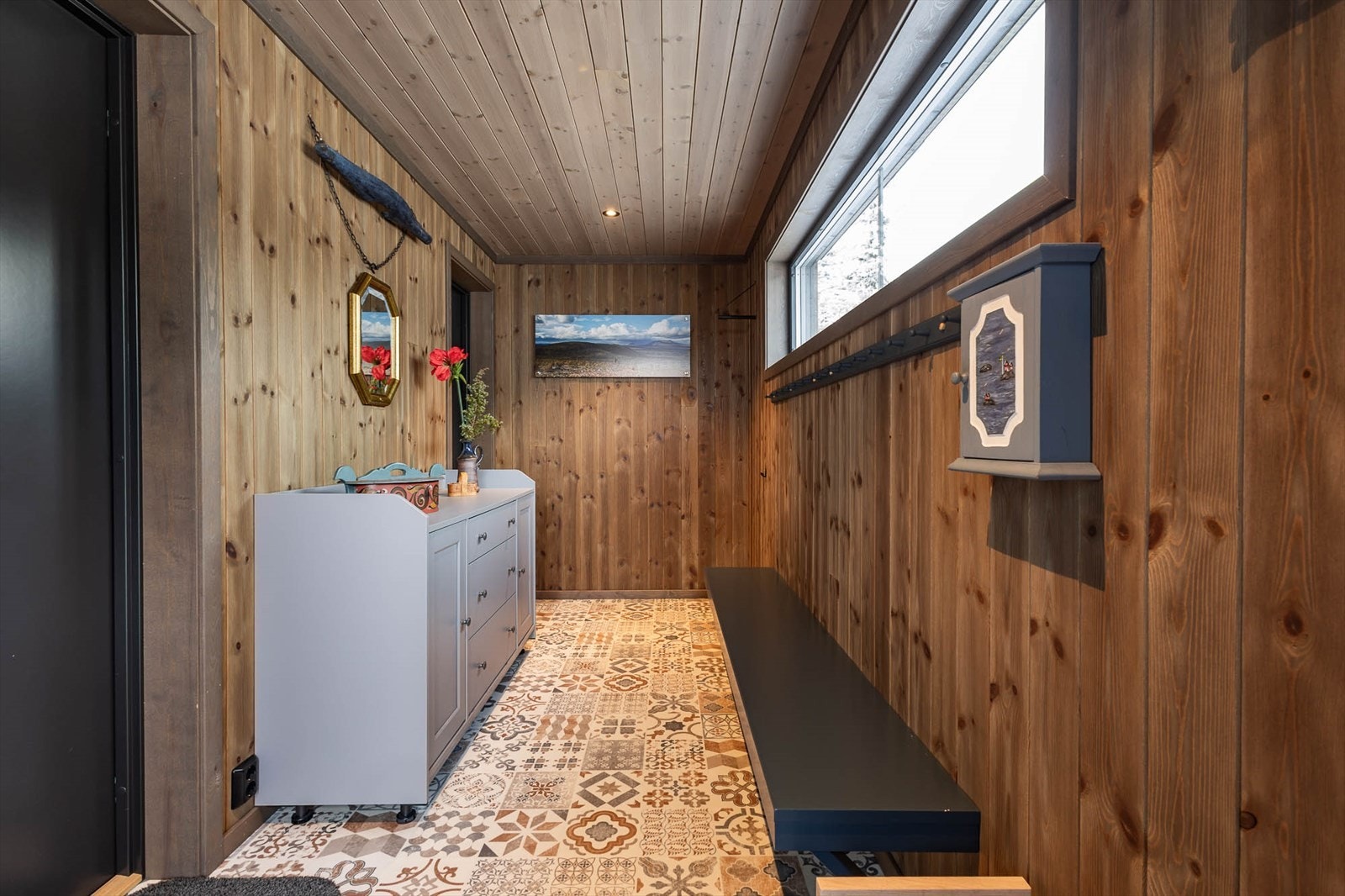 Du ønskes velkommen til en sjarmerende entré med god plass til å henge av seg yttertøy. Galleribilde