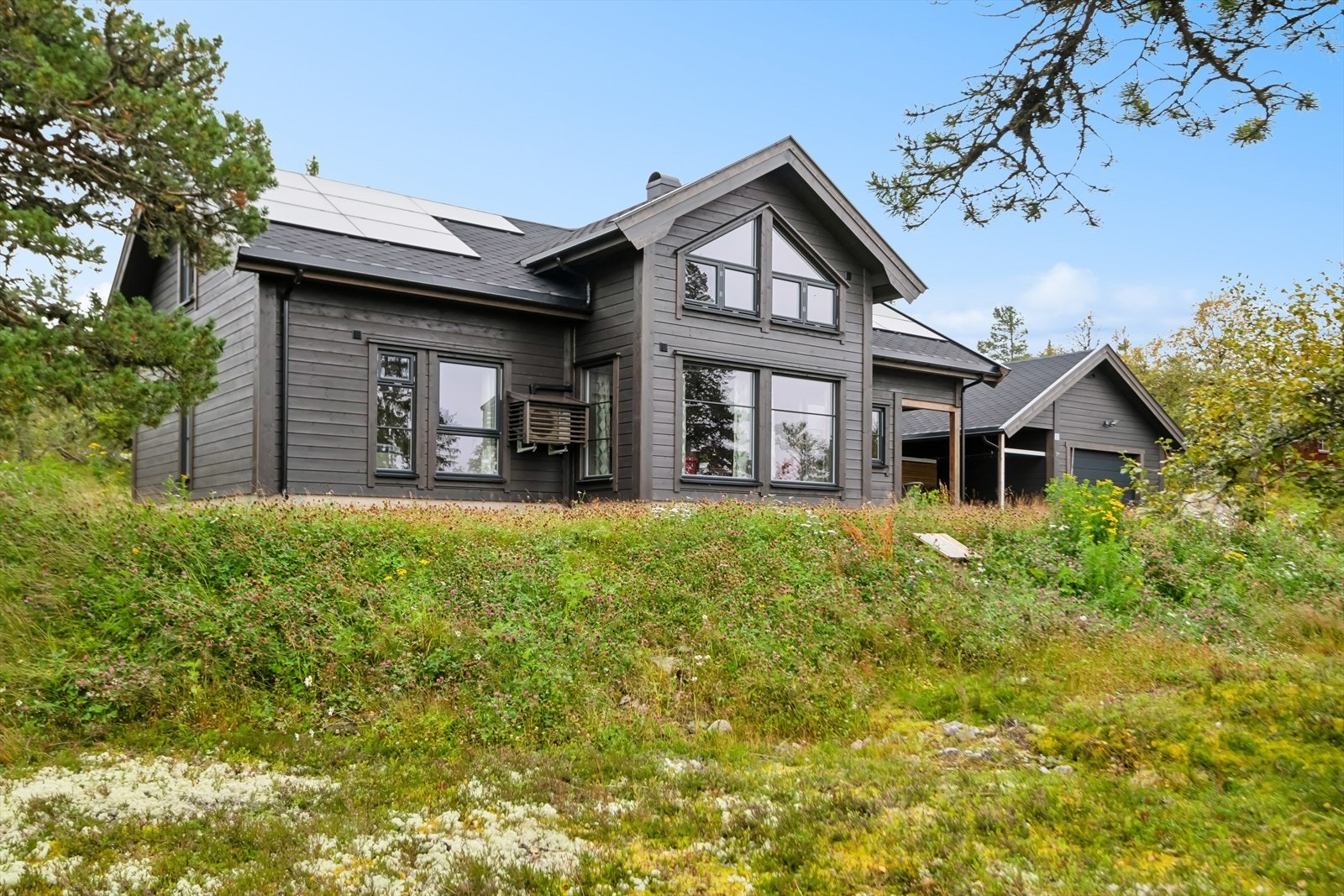 Drømmer du om en energieffektiv hytte i fantastisk fjellandskap? Her har du muligheten! Galleribilde