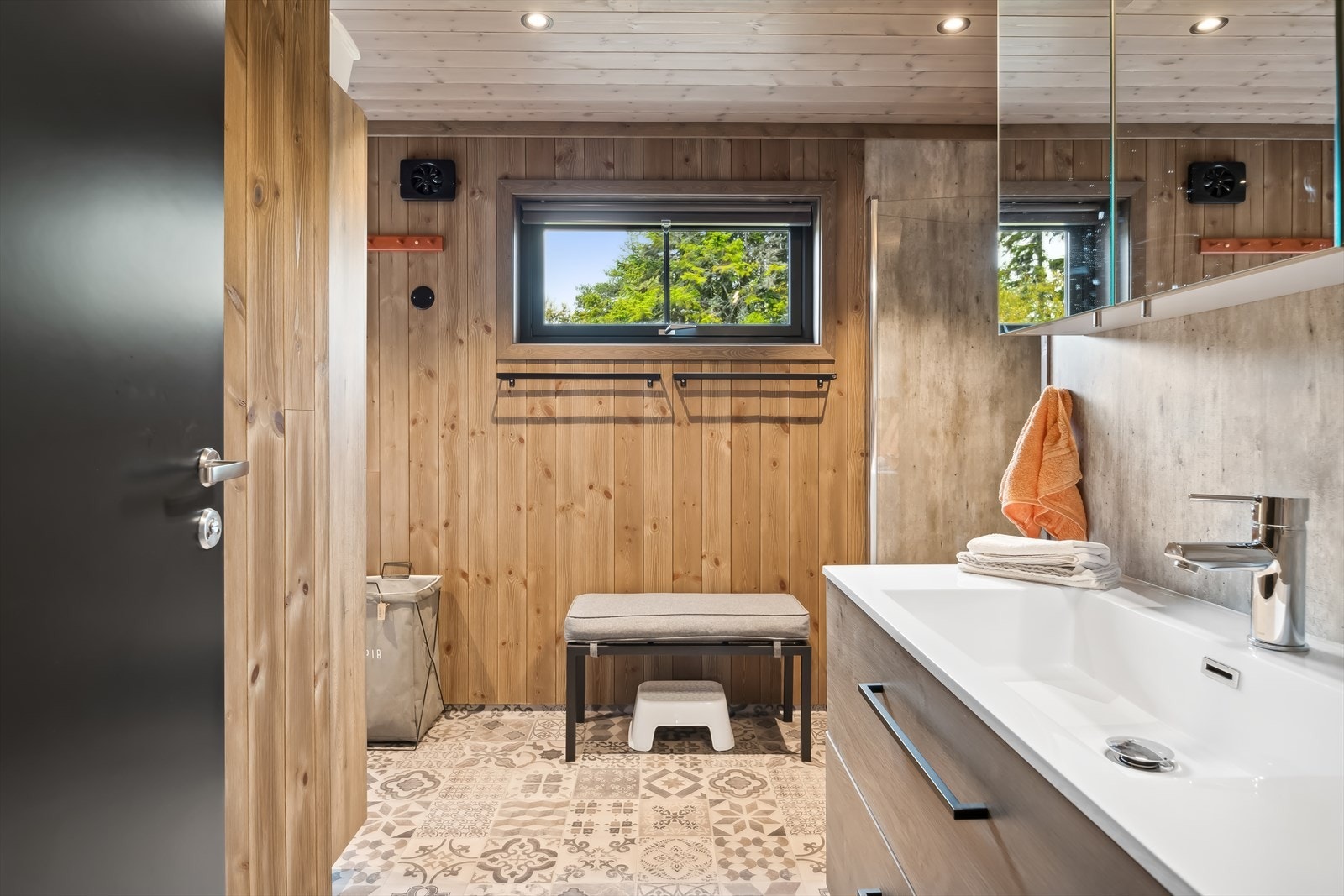 Hovedbadet er romslig og inneholder både dusj og badekar. Galleribilde
