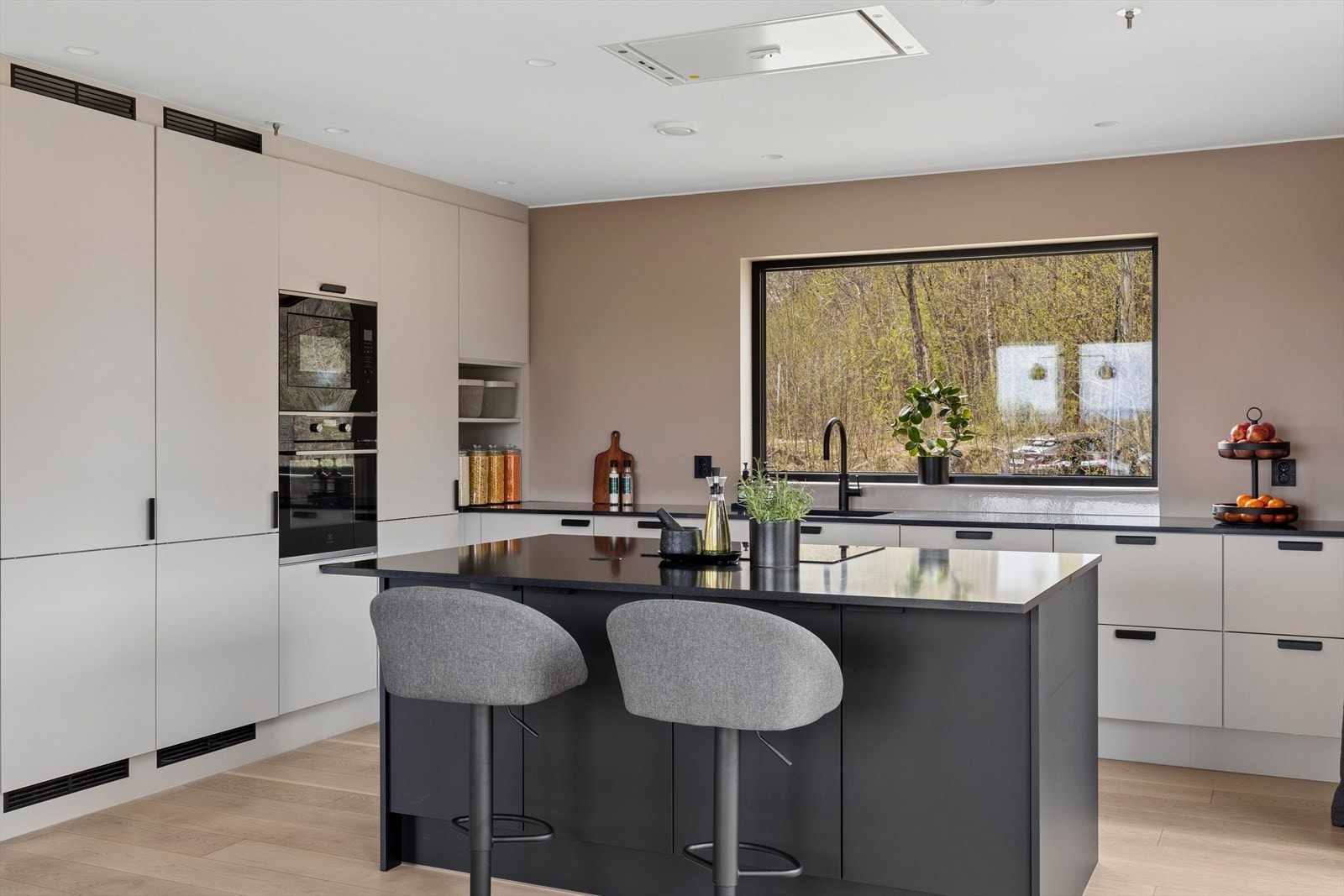 Kjøkken fra JKE Design med stilrent uttrykk og gode løsninger. Galleribilde