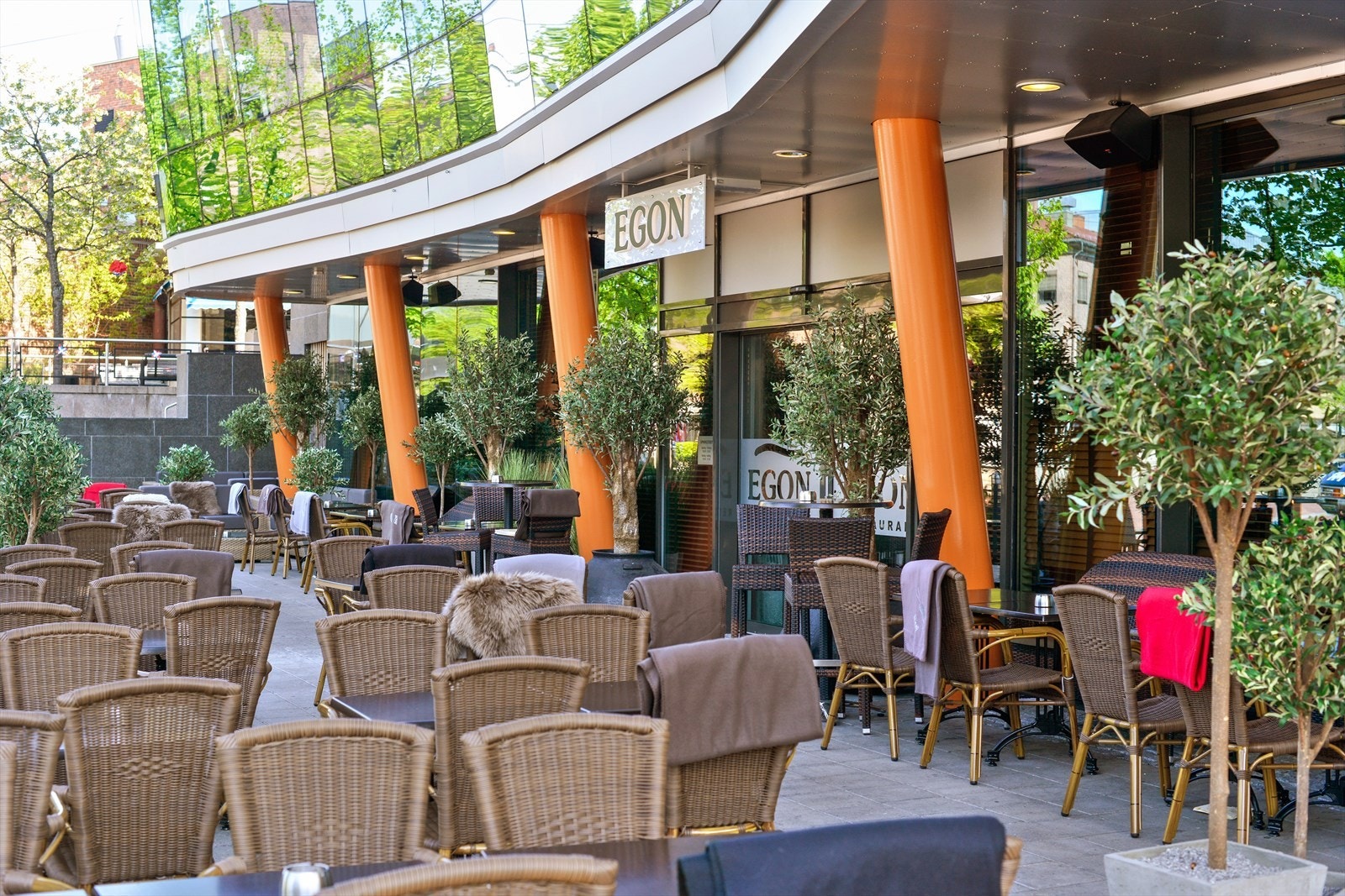 Asker sentrum har et bredt utvalg av handel- og servicetilbud samt restauranter. Galleribilde