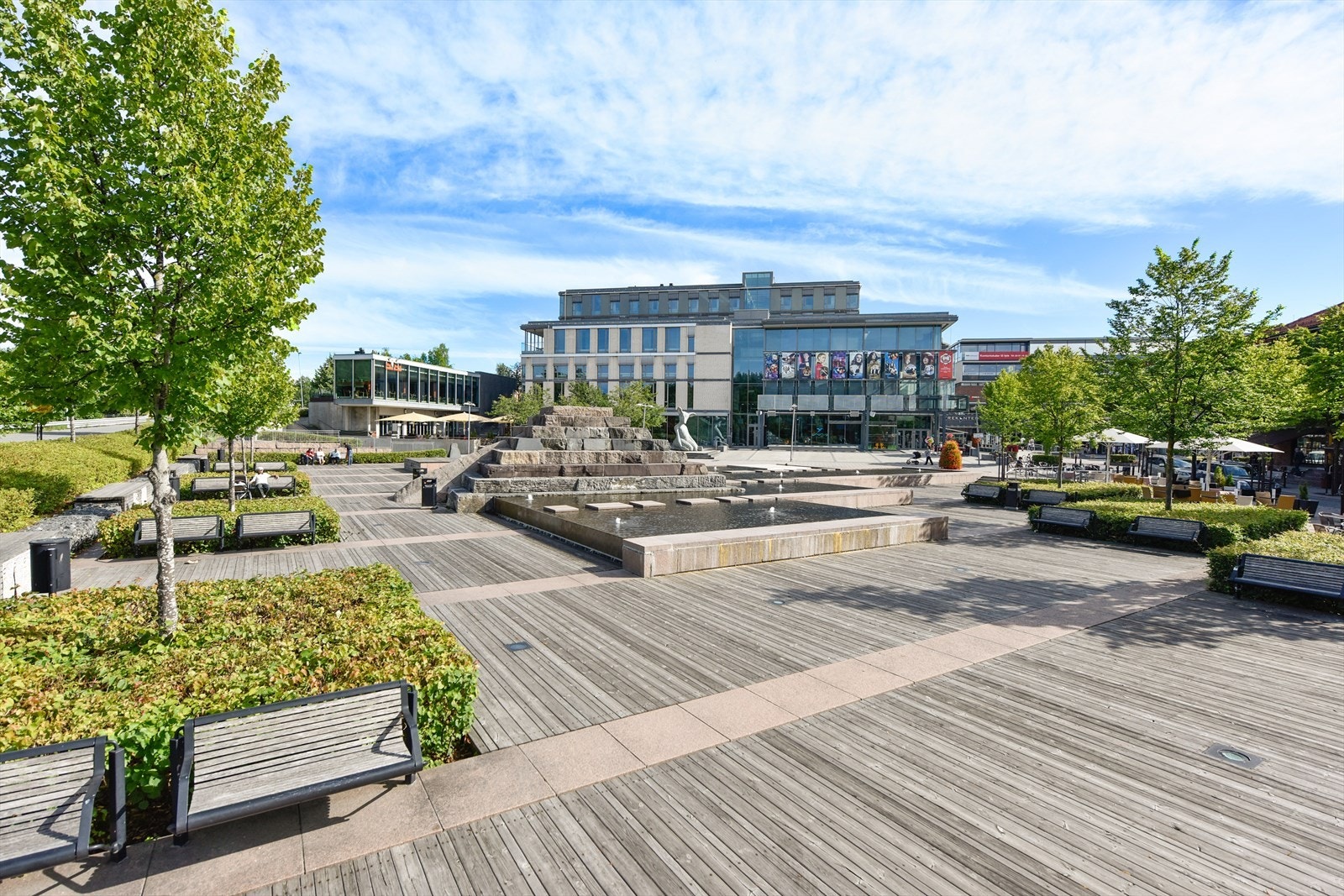 Kulturhus med moderne kino, bibliotek, variert konserttilbud, samt flere koselige kafeer og spisesteder. Galleribilde