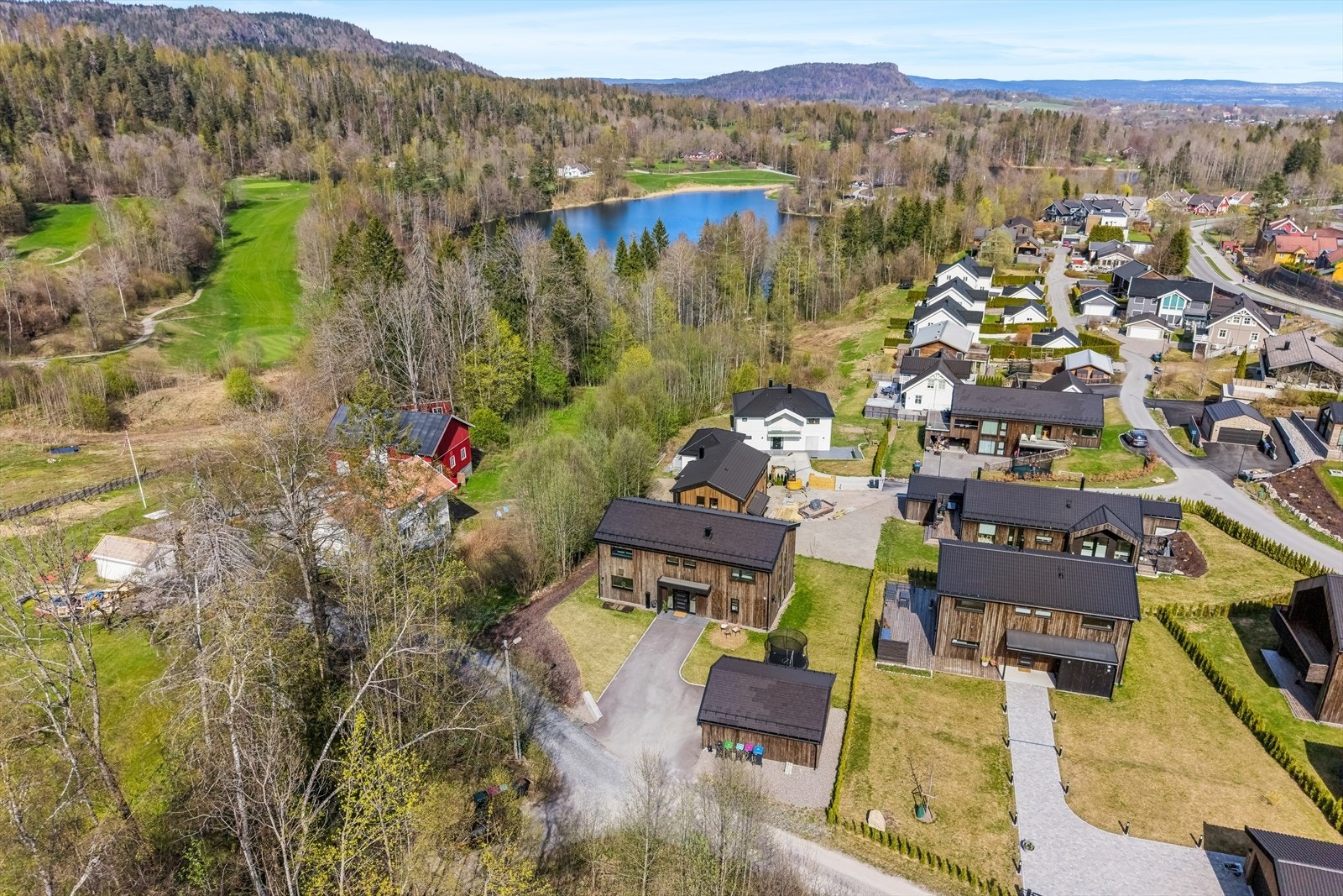 Boligen ligger i et nyere boligfelt på Finnsrud, med kort vei til Asker sentrum. Galleribilde
