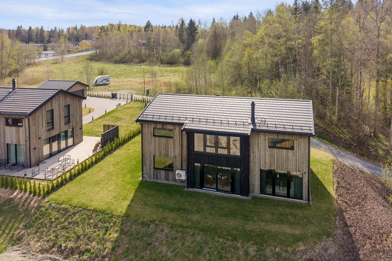 Boligen har stående kledning i malmfuru behandlet med jernvitrol som er "nærmest" vedlikeholdsfritt. Galleribilde