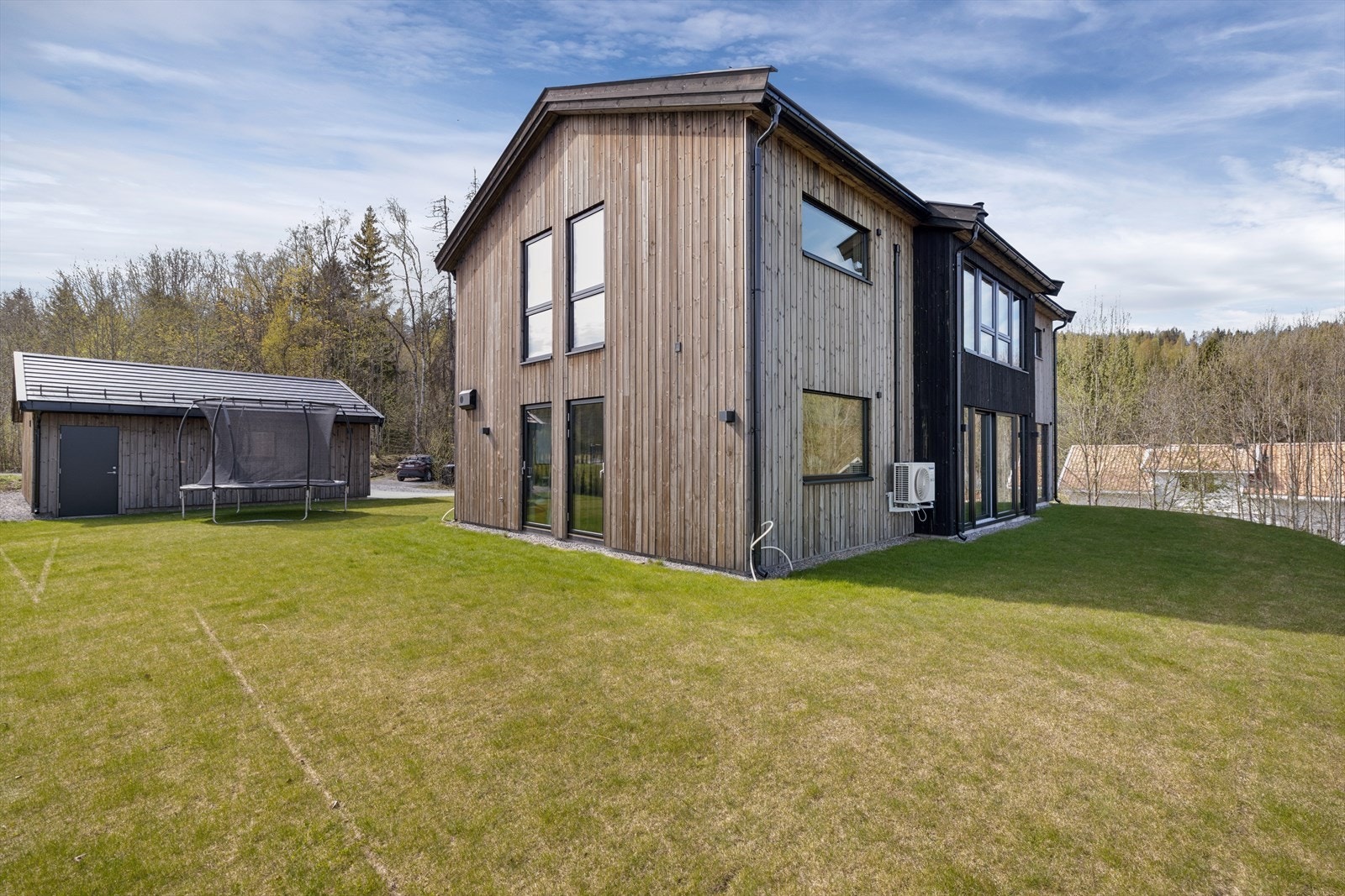 Eiendommen har en attraktiv intern beliggenhet øverst i feltet, med flat og pent opparbeidet tomt bestående av plen og asfaltert oppkjørsel. Galleribilde