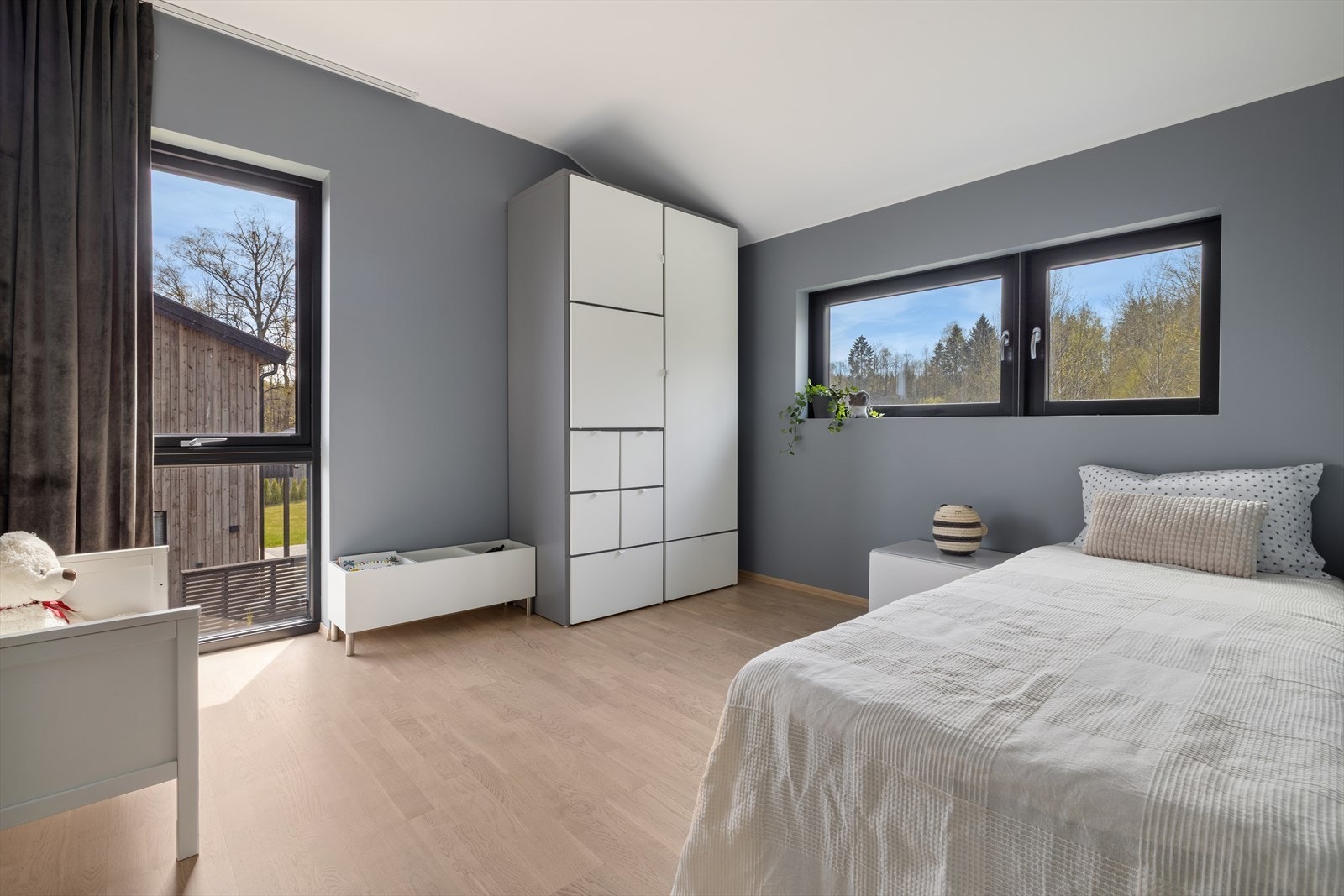 Soverom ll - Soverommene har gode innredningsmuligheter med rikelig plass til dobbeltseng og garderobeløsning. Galleribilde