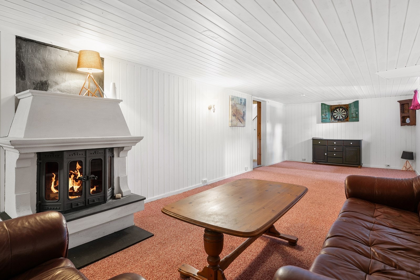 Kjellerstuen har panel på vegger og tak som gir et helhetlig uttrykk. Galleribilde