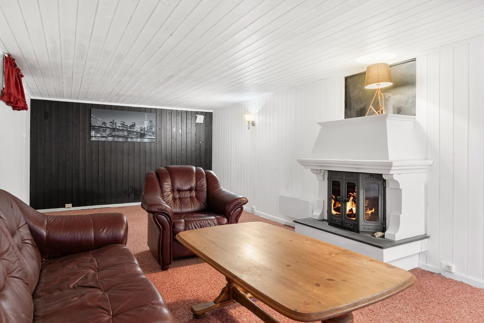 Peis med innsats i kjellerstue gir ekstra varme og hygge. Galleribilde