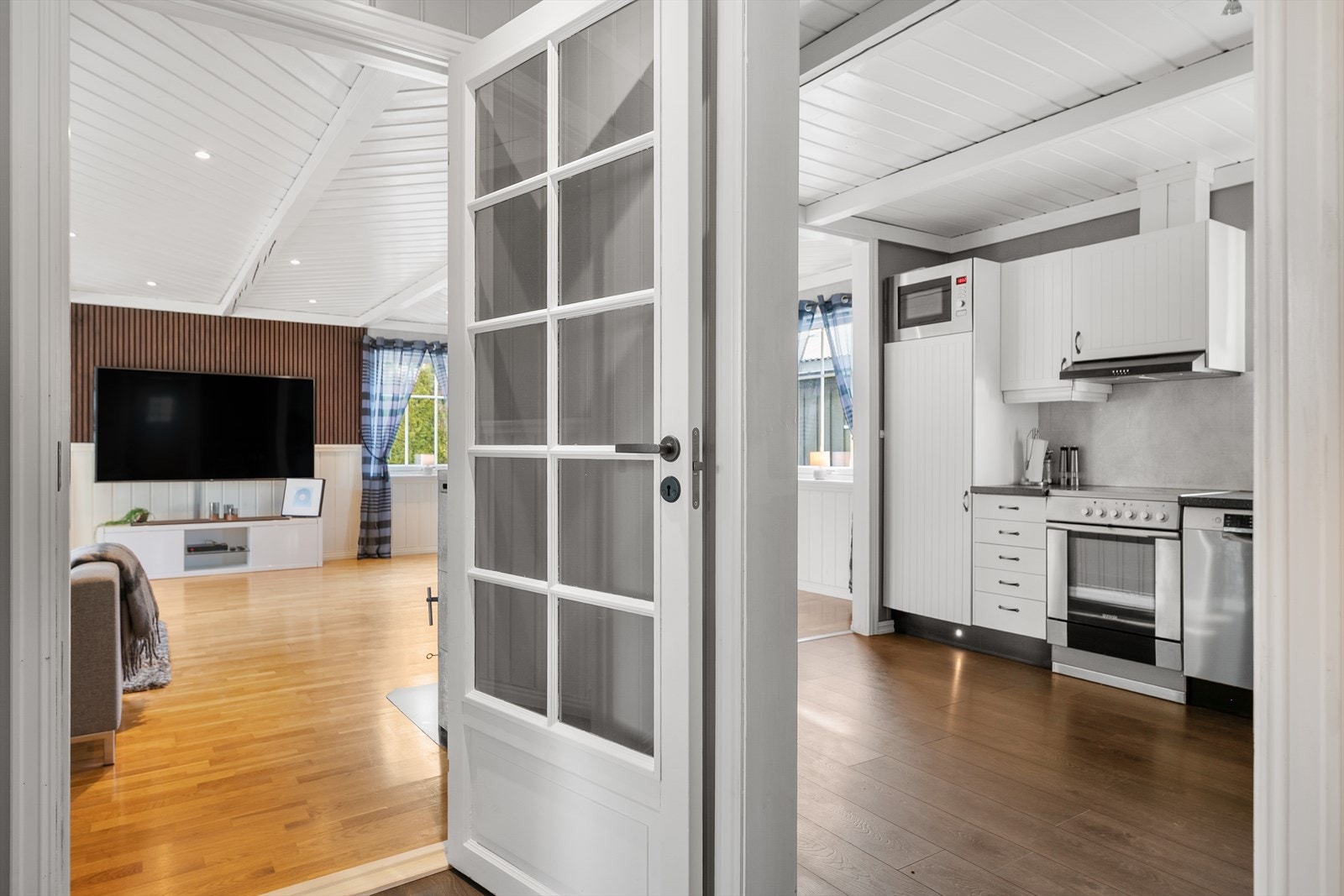 Kjøkkenet er utstyrt med profilerte fronter, ventilator med avtrekk, og laminert benkeplate med oppvaskkum. Galleribilde