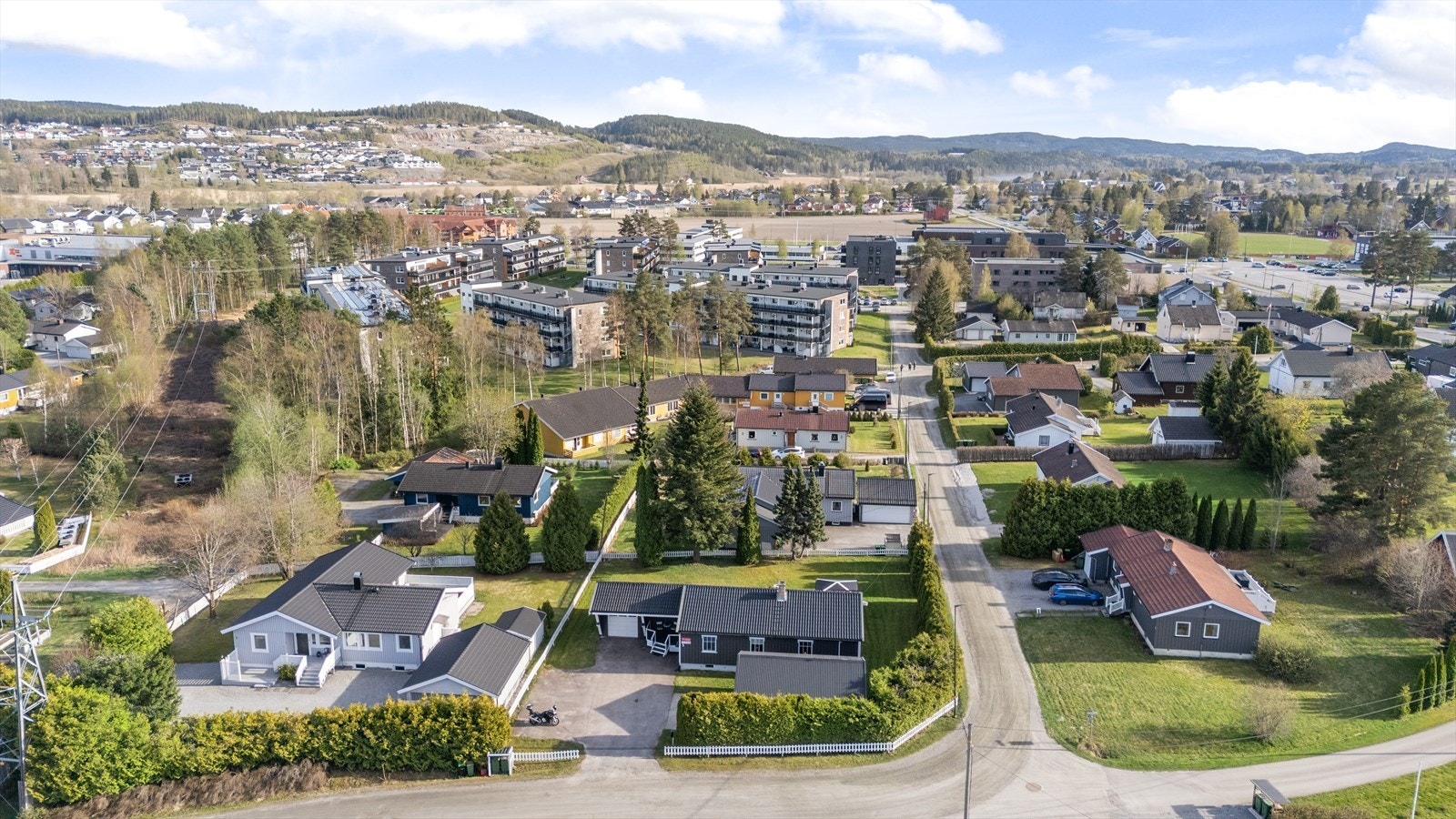 Boligen ligger i et etablert boligområde med kort vei til lokale fasiliteter. Galleribilde