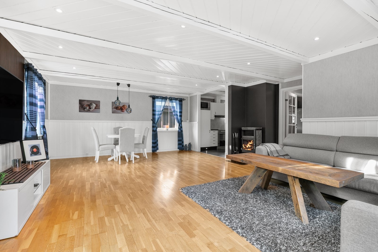 Her er det fleksible møbleringsmuligheter med plass til både sofagruppe, spisebord og annet møblement etter ønske Galleribilde