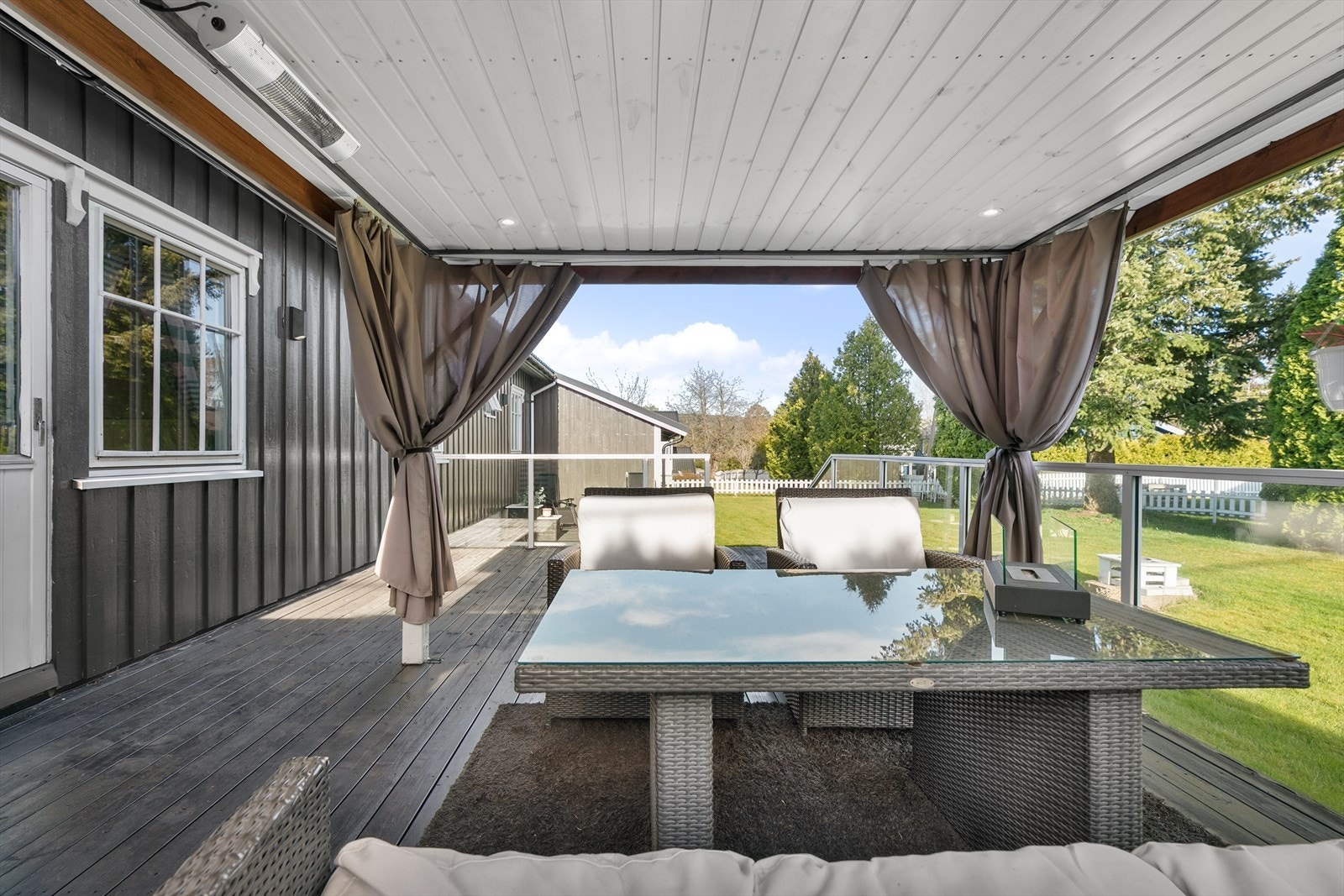 Terrassen har downlights og varmelampe - alt ligger til rette for idylliske sommerkvelder. Galleribilde
