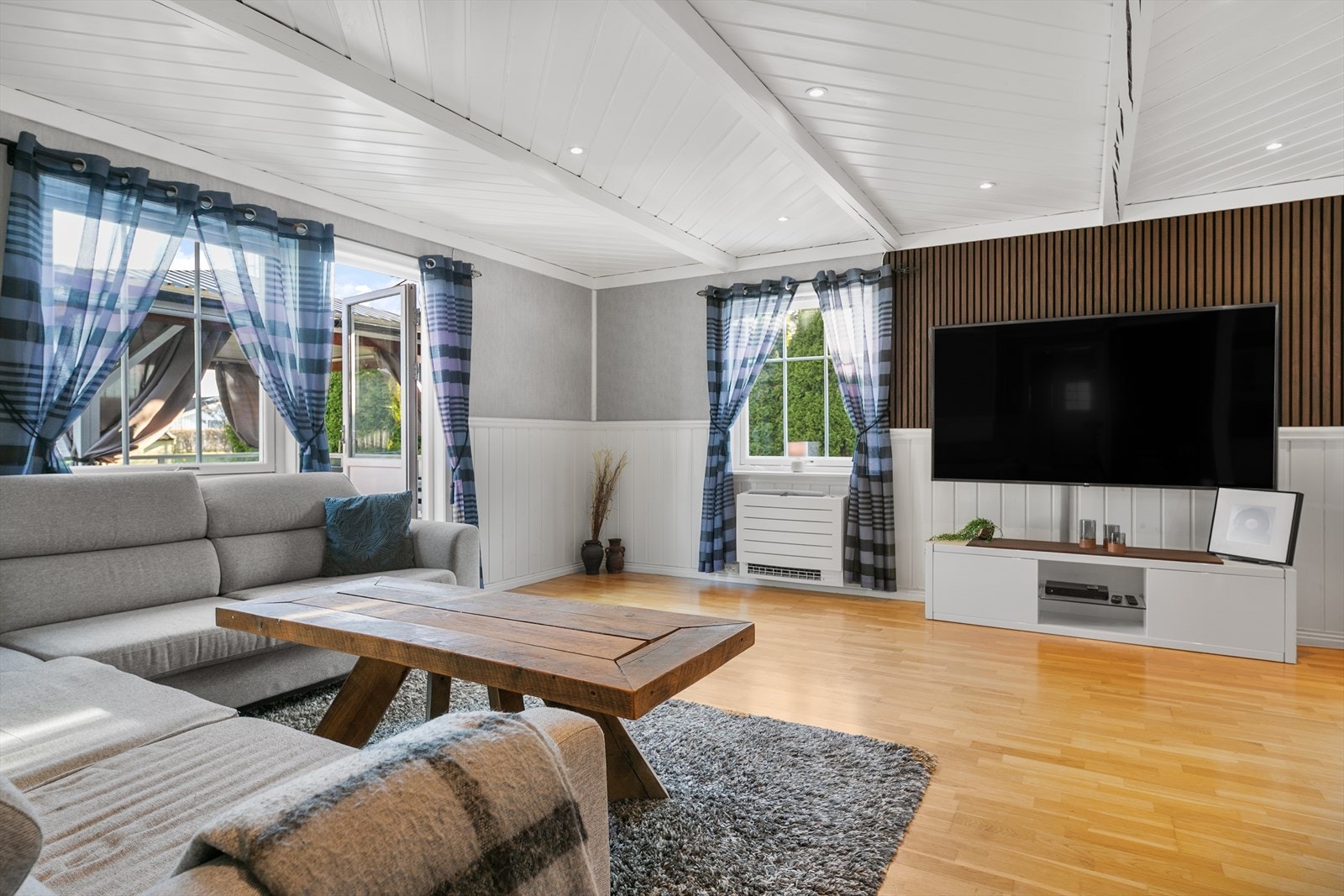 Stuen har god plass til både sofagruppe og TV-område, ideelt for sosialisering. Galleribilde