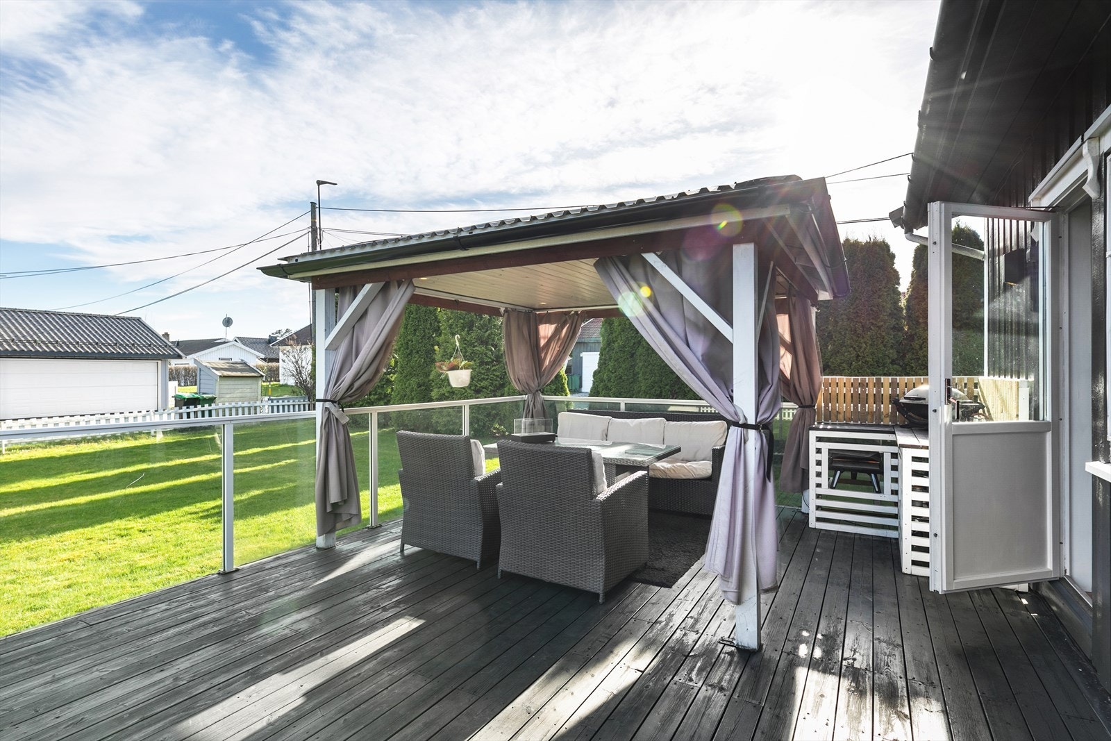 Terrassen tilbyr god plass for møblering og grill. Galleribilde