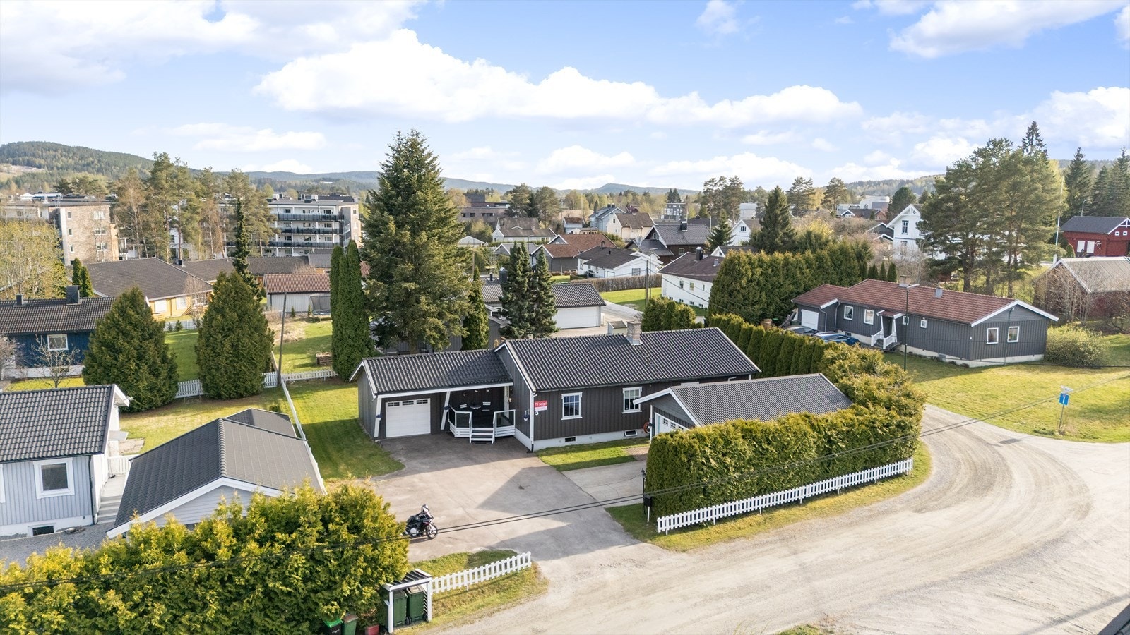 Boligen har en romslig asfaltert gårdsplass. Galleribilde