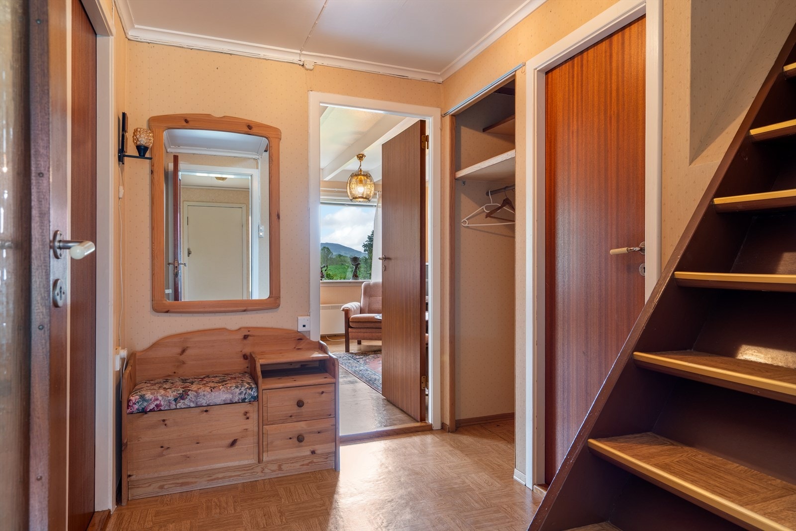 Entré og gang i den eldre boligen. Galleribilde