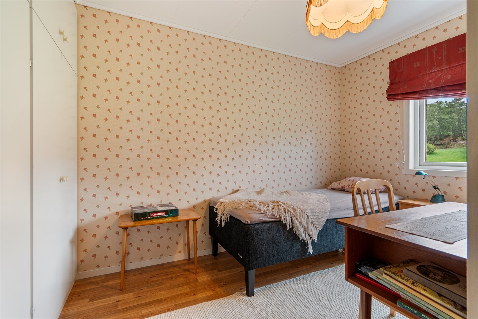 Soverom med plass til seng og garderobeskap. Galleribilde