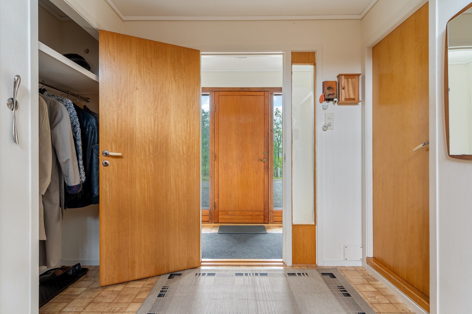 Entré med adkomst til hall og trapp opp til hovedetasjen. Galleribilde