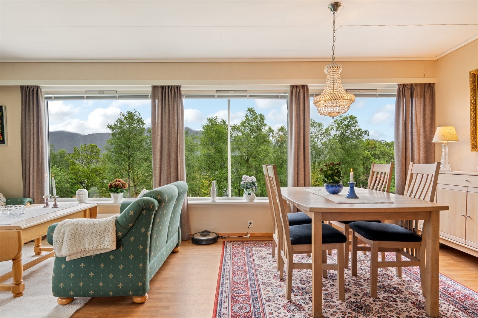 Store vinduer i stuen slipper inn rikelig med dagslys. Galleribilde