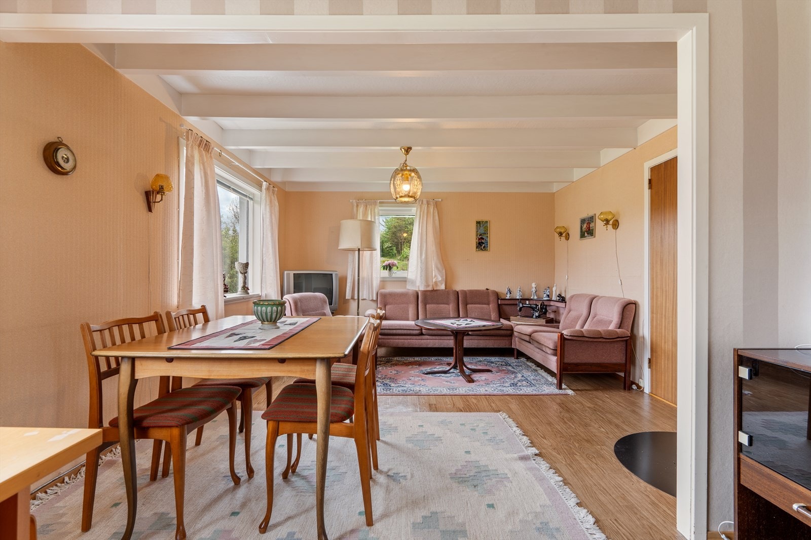 Stuen har plass til både spisebord og sofagruppe. Galleribilde