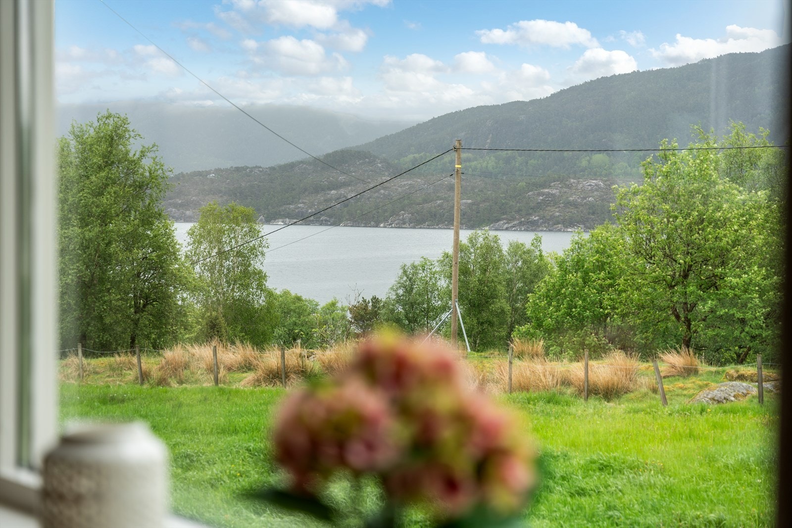 Fra stuevinduene er det utsikt over eiendommen og det omkringliggende landskapet. Galleribilde