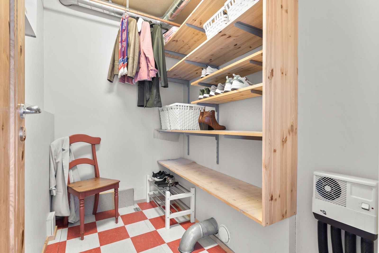 Fra boden i 1. etasje er det adkomst til kjelleren. Dette er også et naturlig sted å åpne opp mot leiligheten dersom man ønsker å slå sammen alt til én stor enebolig. Galleribilde
