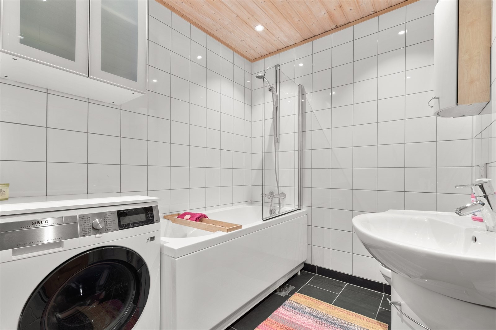 Badet er har varmekabler i gulv, dimbar belysning og automatisk avtrekksvifte med justerbar hygrostat. Galleribilde