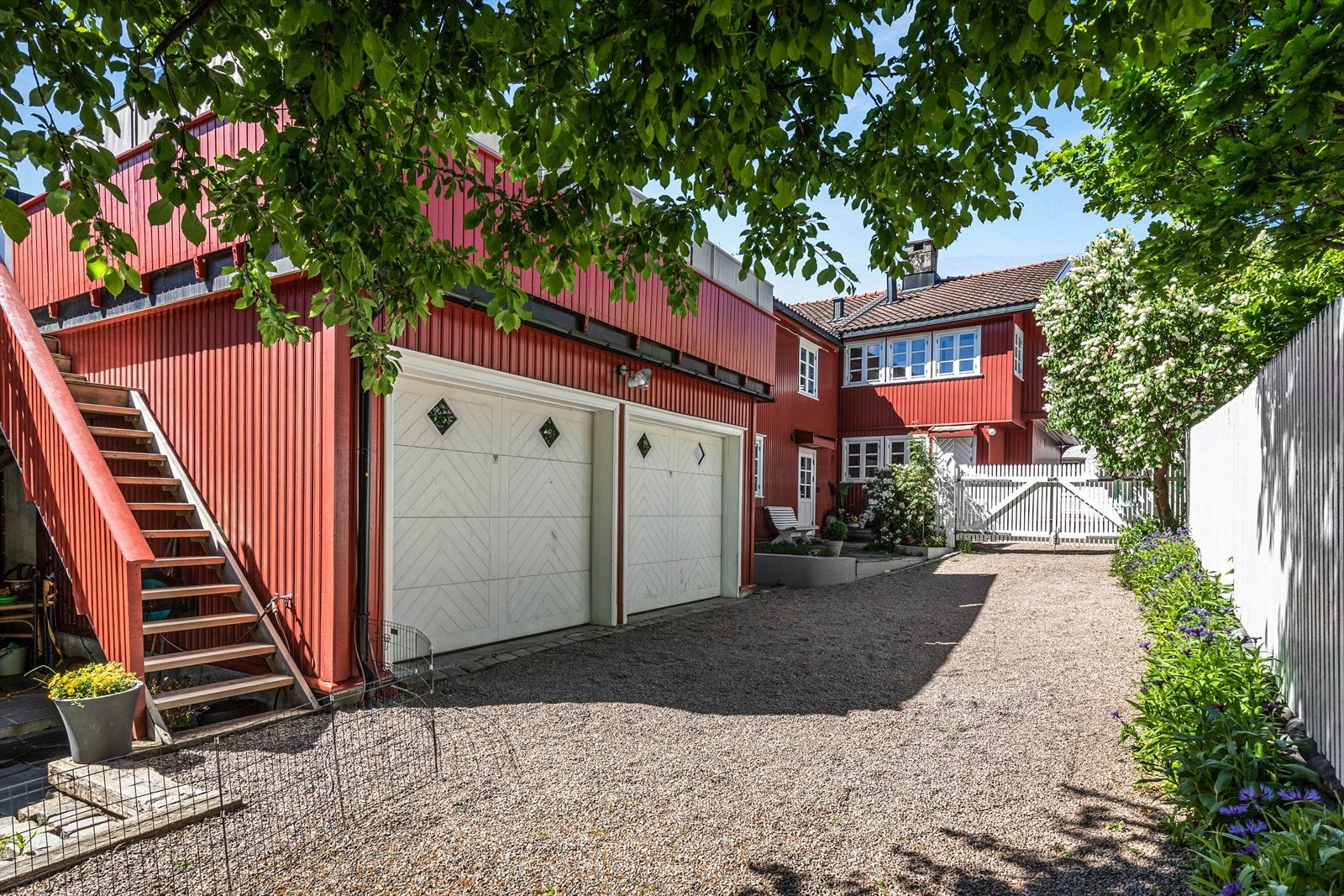 Dobbeltgarasjen på 36 kvm har isolerte vegger og tak, 2 automatiske porter fra Grandal med fiskebensmønster (porter og sidedør er ikke isolert) og varmekabler i gulv. Galleribilde