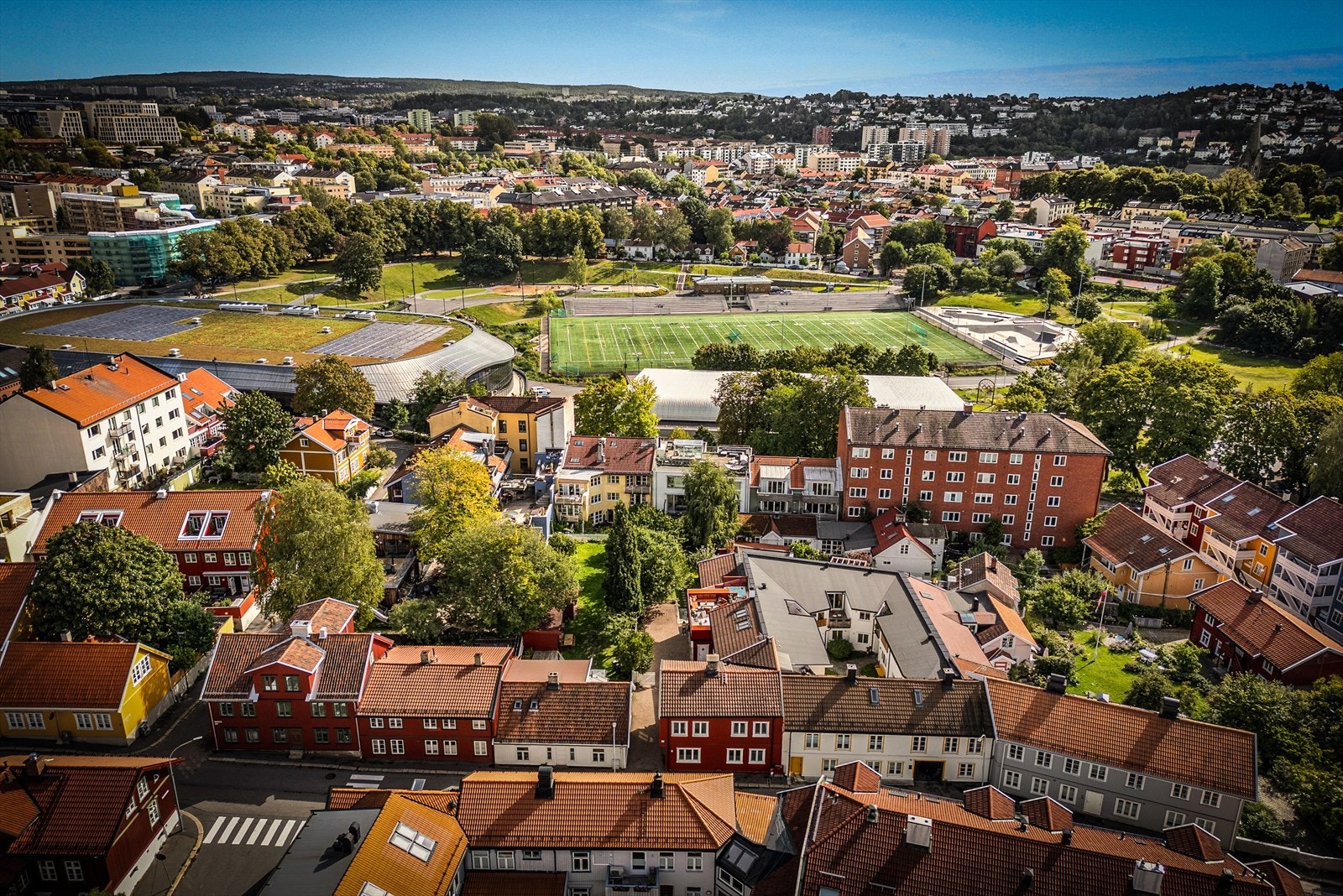 Huset ligger i hjertet av Kampen midt blandt vakre trehus og med kort vei til idrettsanleggene på Jordal. Galleribilde