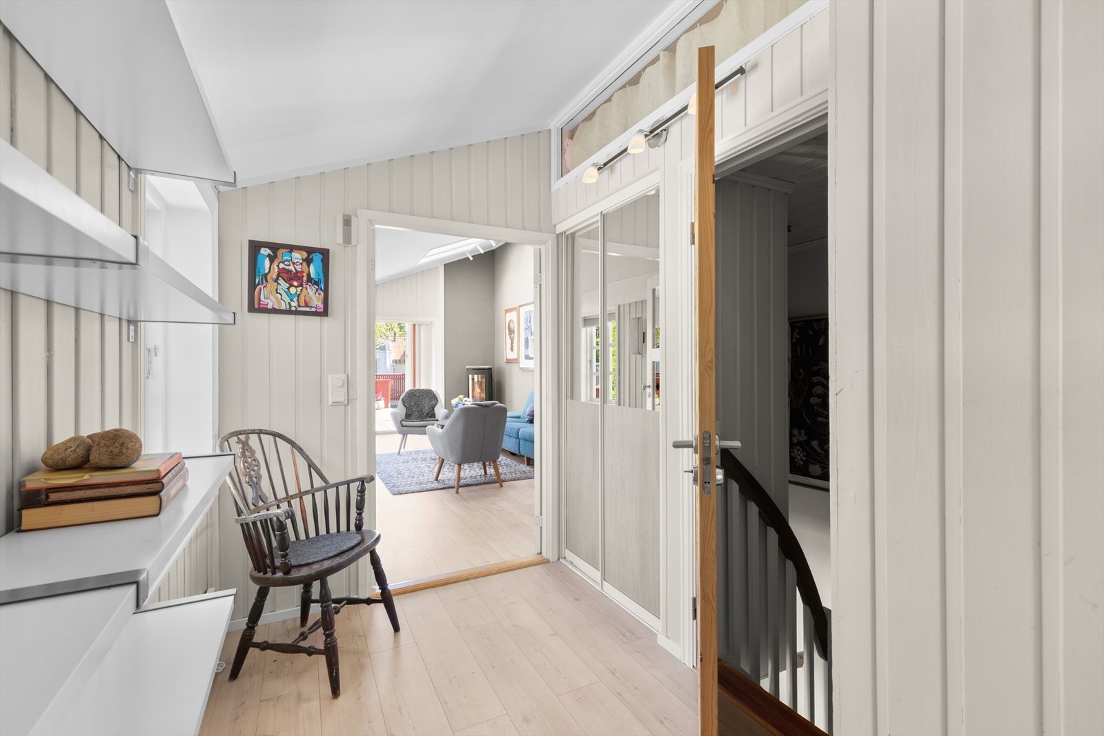 I gangen oppe er det skyvedørsgarderobe med speildører. Galleribilde