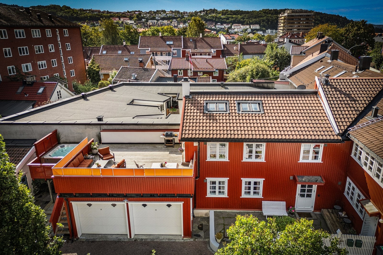 Sidefløyen og garasjen ble tilbygget huset i 2005. Galleribilde