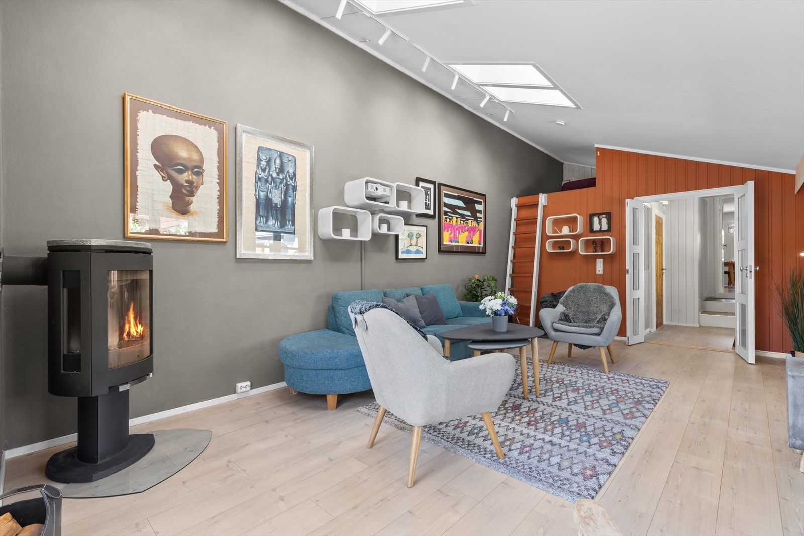 I tillegg til rikelig med naturlig lys er stuen belyst med dimbar spotskinne i taket. Fløydører med glass slipper lys videre innover i huset. Galleribilde