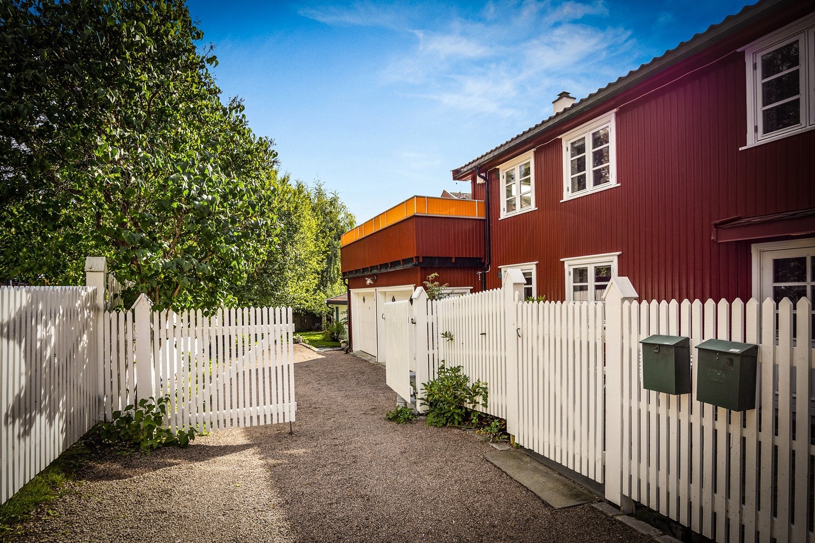 Inngangspartiet er omkranset av et vakkert stakittgjerde. Innkjørselen utenfor gjerdet eies av Normannsgata 33, men naboeiendommen har adkomstrett. Galleribilde