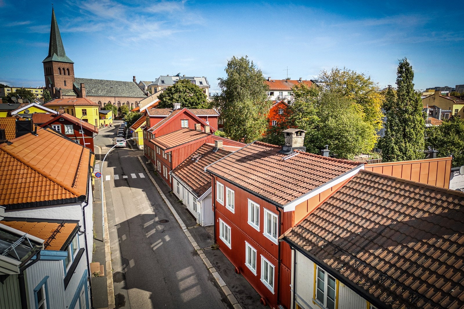 Nærheten til kirken og Torbjørn Egners plass viser hvor sentralt på Kampen Normannsgata 33 ligger. Galleribilde