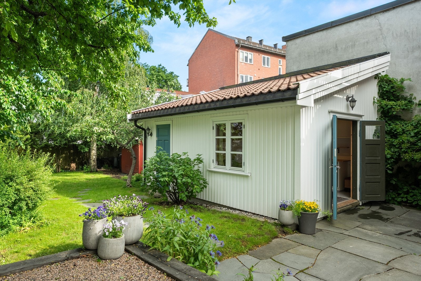Snekkerboden som er todelt med en snekkerbod og en boddel ligger rett nedfor garasjen. Galleribilde