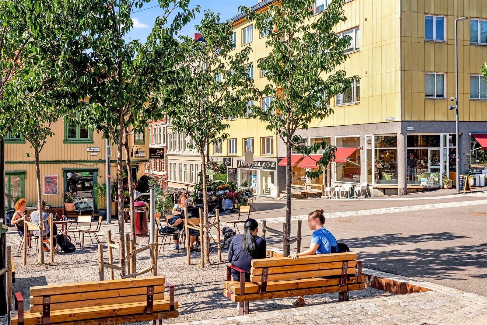 Torget med sitteplasser og Kampen Kaffe og Bar. Galleribilde