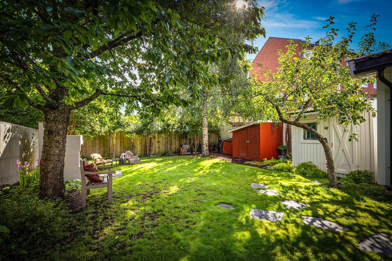 Frodig vegetasjon og inngjerding gjør hagen til en solrik og tildels usjenert oase. Det er svært få hus igjen i området med så store hager. Galleribilde