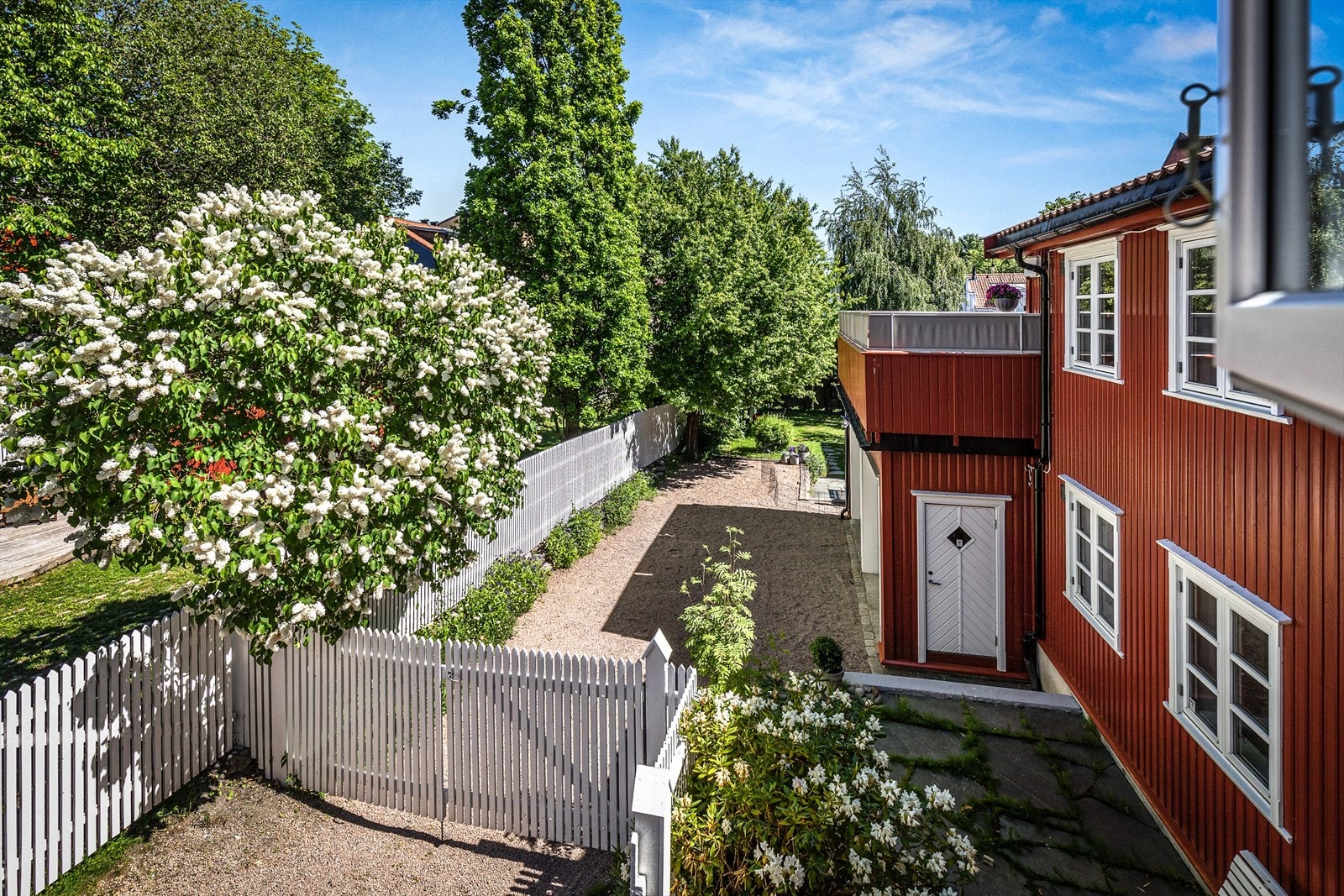 Eiendommen er omgitt av vakker og frodig vegetasjon. Galleribilde