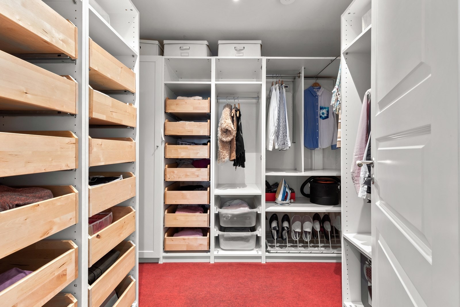 I enden av svalgangen ligger en innvendig bod som er fullt utstyrt som walk-in-garderobe. Her er hoveddelens sikringsskap plassert. Galleribilde