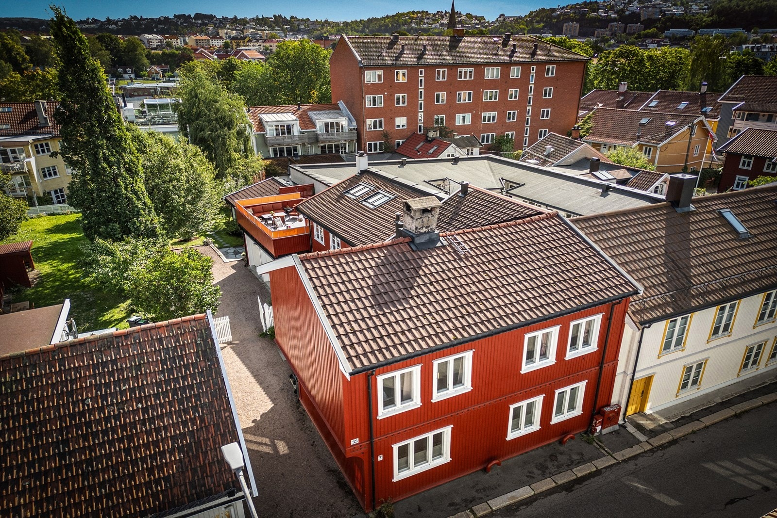 Den ikke altfor store fasaden mot gaten skjuler en svært innholdsrik eiendom som strekker seg innover på tomten. Galleribilde