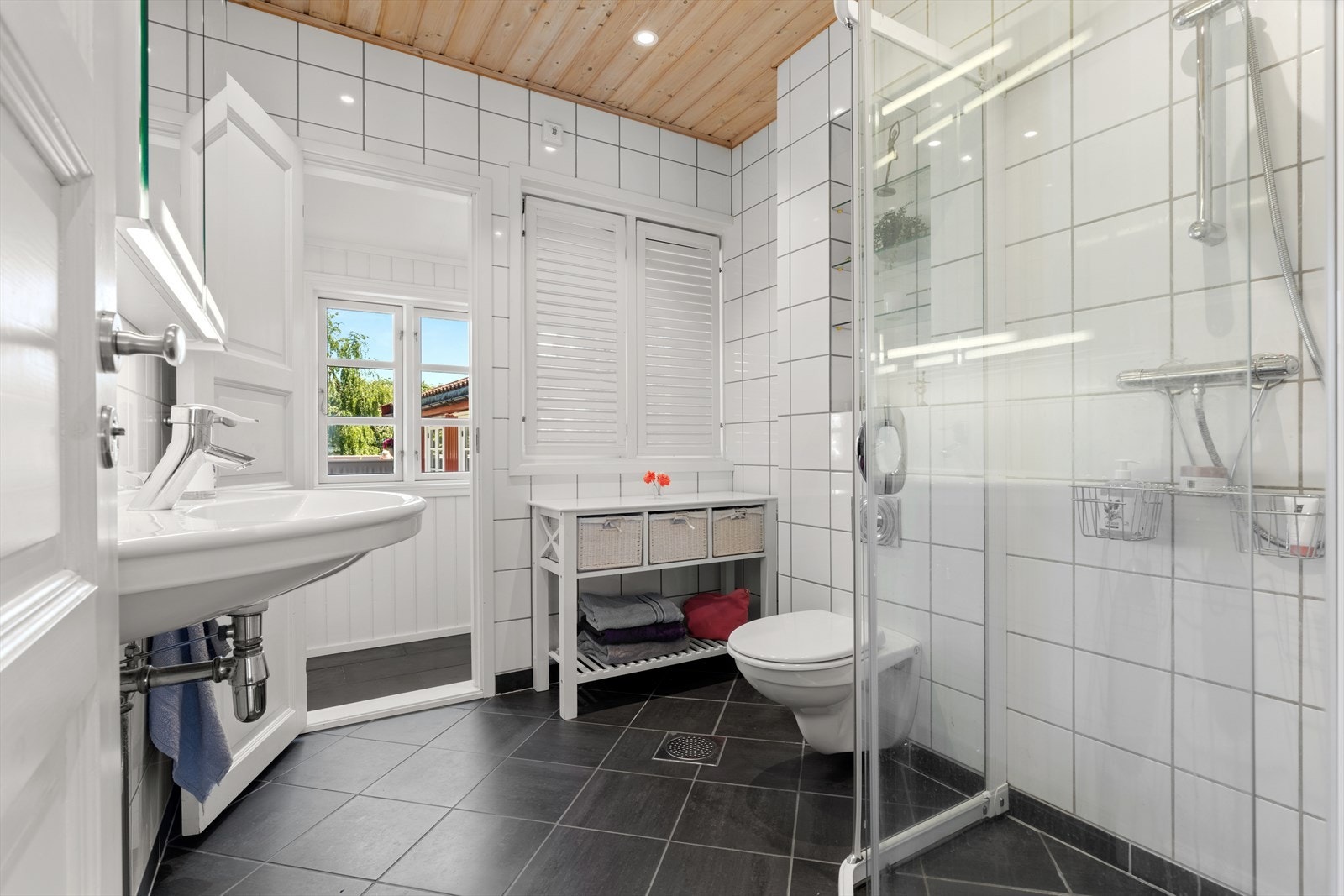 Et originalt vindu mellom svalgangen og badet er beholdt for å slippe inn dagslys på badet. Galleribilde