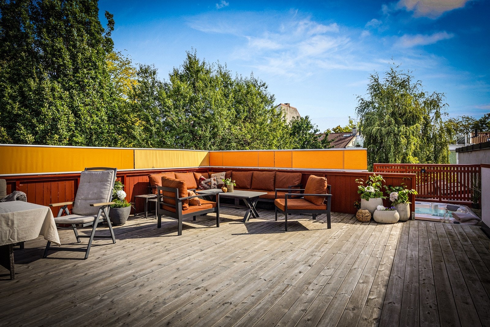 Terrassen stikker godt ut fra bygget og er åpen og luftig med flotte solforhold. Galleribilde